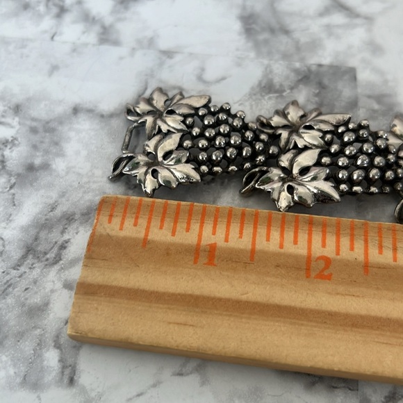 Vintage grape leaf silver toned bracelet 6.75-7” - Picture 6 of 7